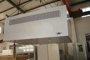 潔凈層流罩有風(fēng)機(jī)內(nèi)裝和風(fēng)機(jī)外接兩種，安裝方式有懸掛式和落地支架式兩種